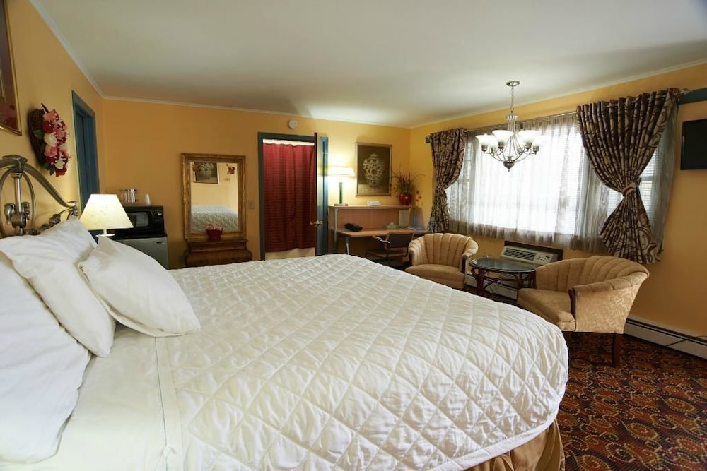Suite, 1 King Bed, Jetted Tub photo 2