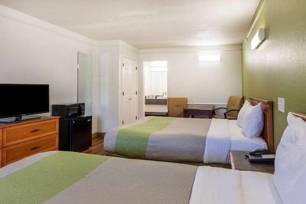 Standard Room, 2 Double Beds, Smoking - Photo 4