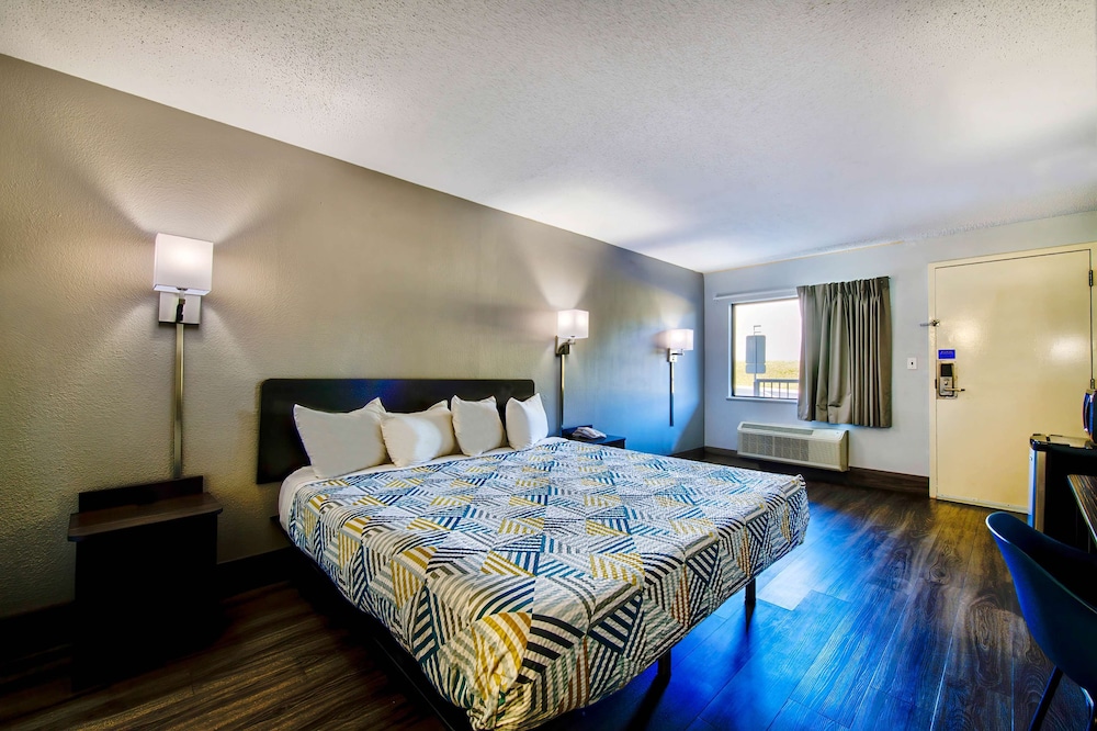 Deluxe Room, 1 King Bed, Non Smoking, Refrigerator & Microwave photo 1