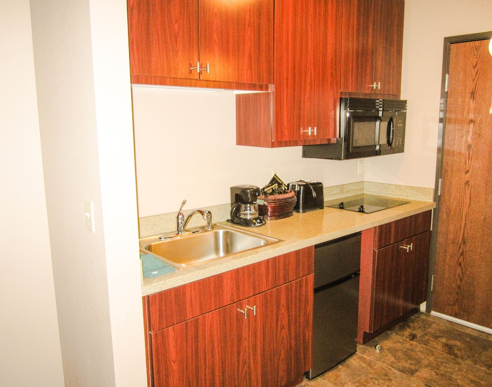 2 Queen Beds with Kitchenette photo 3