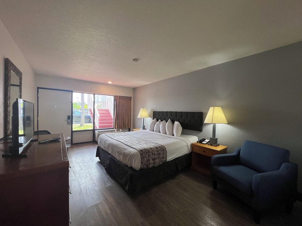 Traditional Room, 1 King Bed, Non Smoking - Photo 1