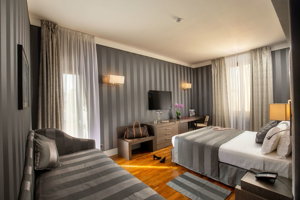 Studio Suite, Terrace thumbnail 5