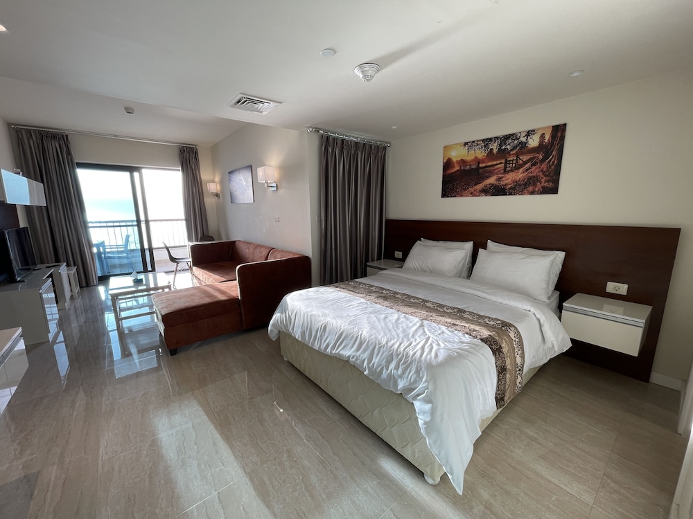 Deluxe Apartment photo 2