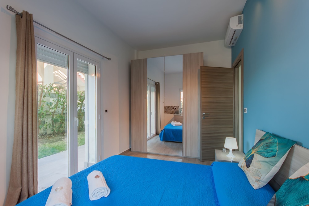 Family Apartment, Multiple Bedrooms, Sea Facing (Casa Smeralda a 200m From The Sea) photo 1