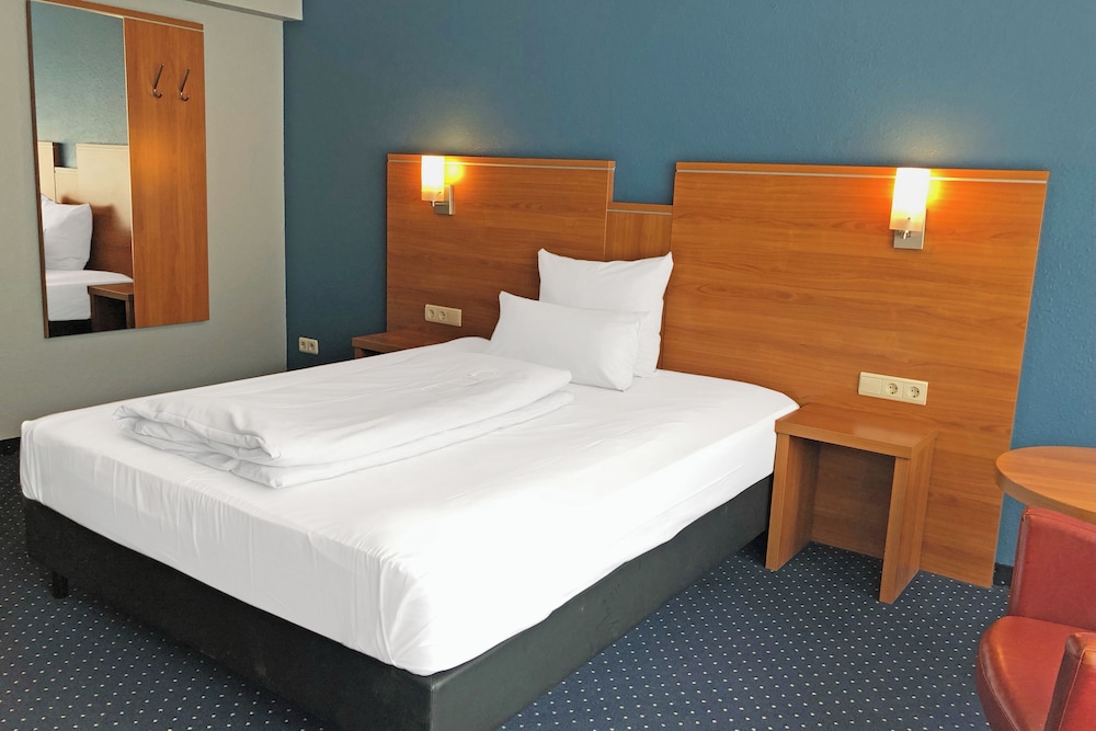 Standard Room, 1 Queen Bed - Photo 4