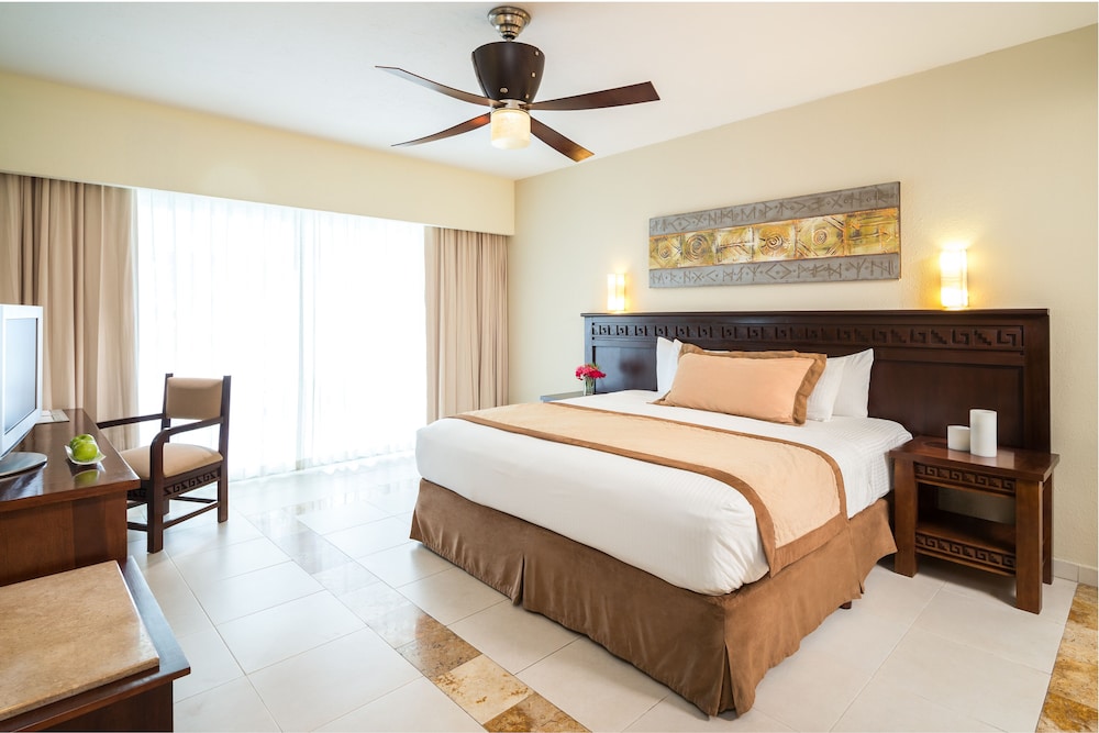 Suite, 1 King Bed, Jetted Tub (Emerald) - Photo 1