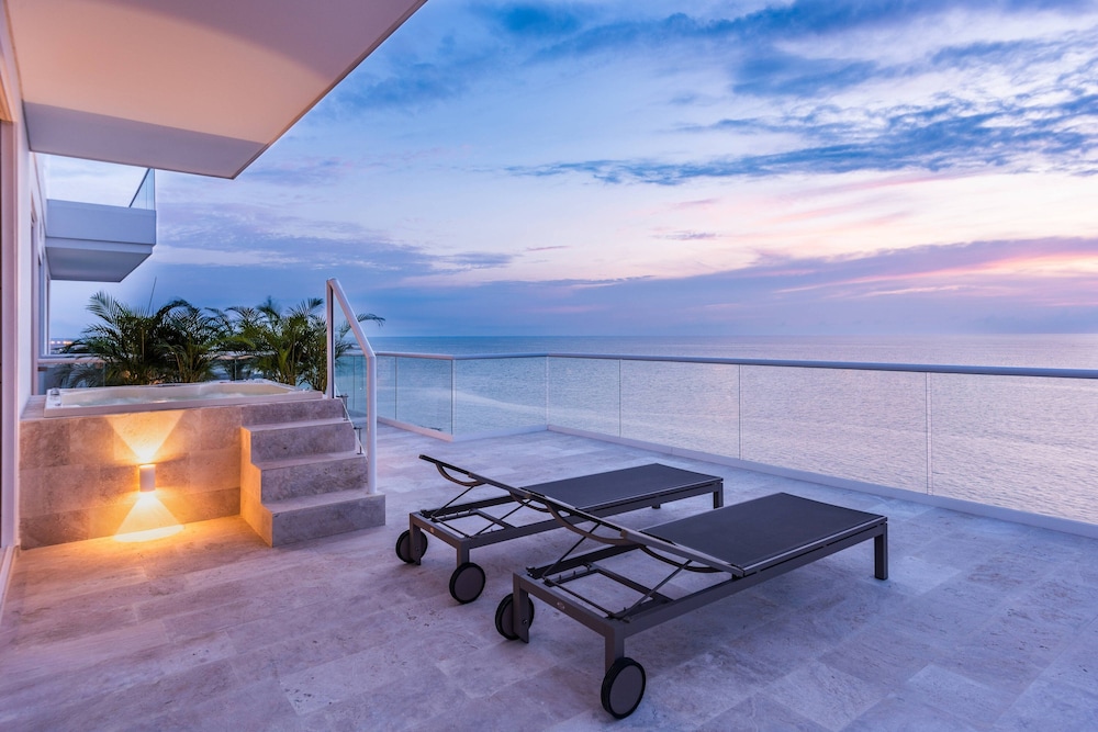 Suite, 1 Bedroom, Balcony (Oceanfront) - Photo 11