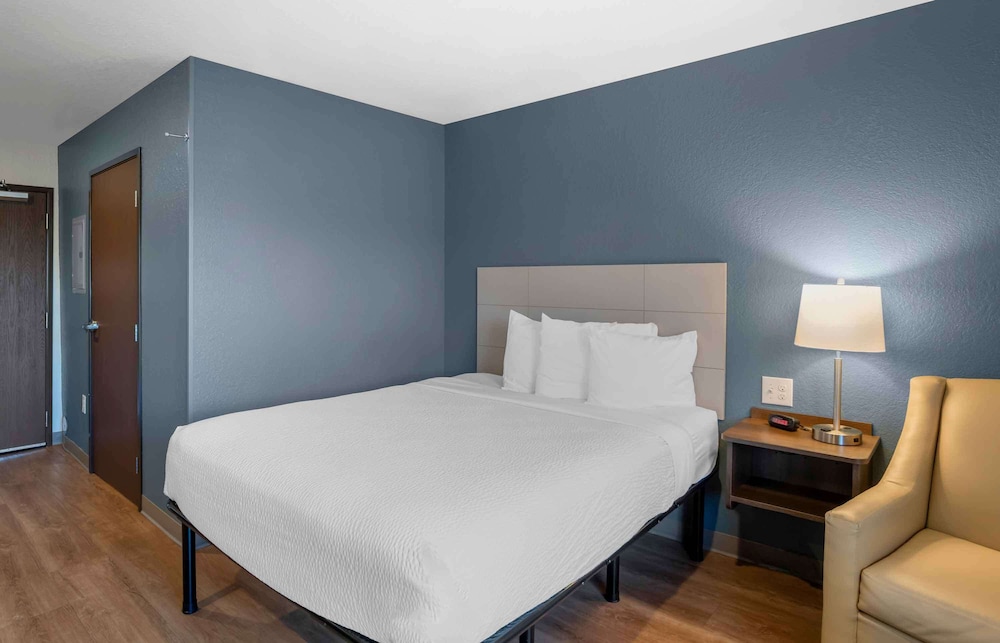 Standard Studio, 1 Queen Bed, Non Smoking, Refrigerator & Microwave
