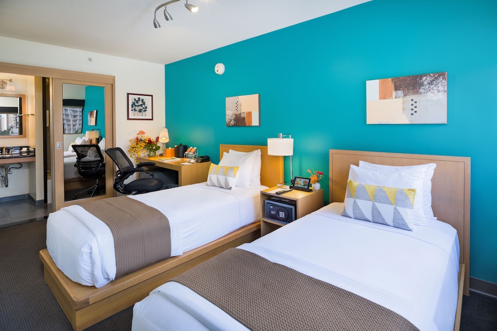 Standard Room, 2 Twin Beds, City View (Cosmopolitan Twin-Twin)