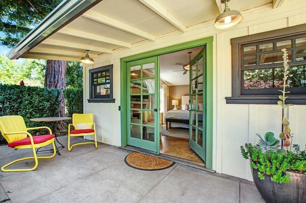 Studio Suite, 1 King Bed, Courtyard View, Ground Floor photo 3
