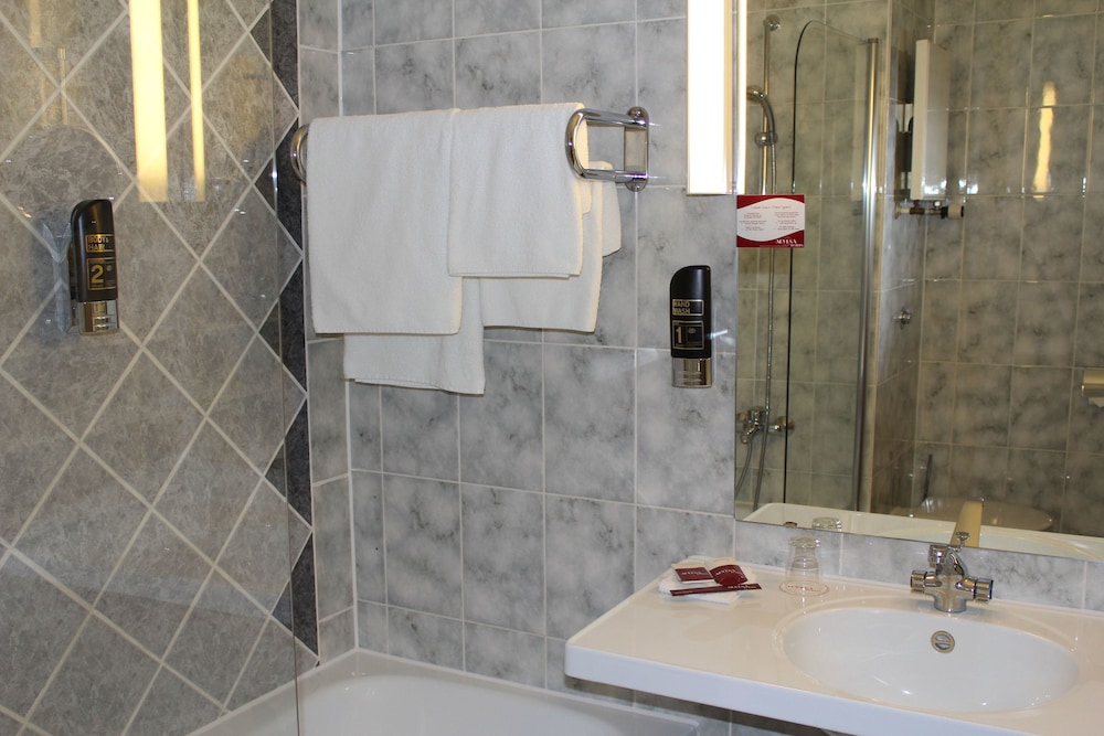 Standard Twin Room - Photo 9