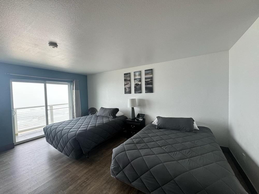 Standard Room, 2 Queen Beds, Balcony, Oceanfront, photo 6