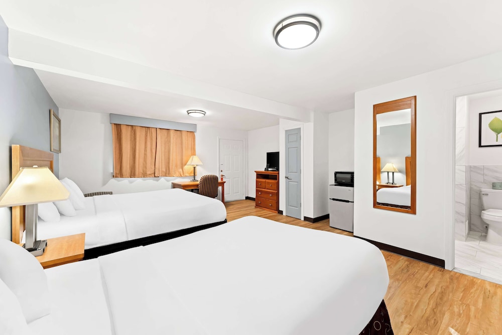Room, Non Smoking (1 King Bed and 1 Queen Bed) - Photo 2