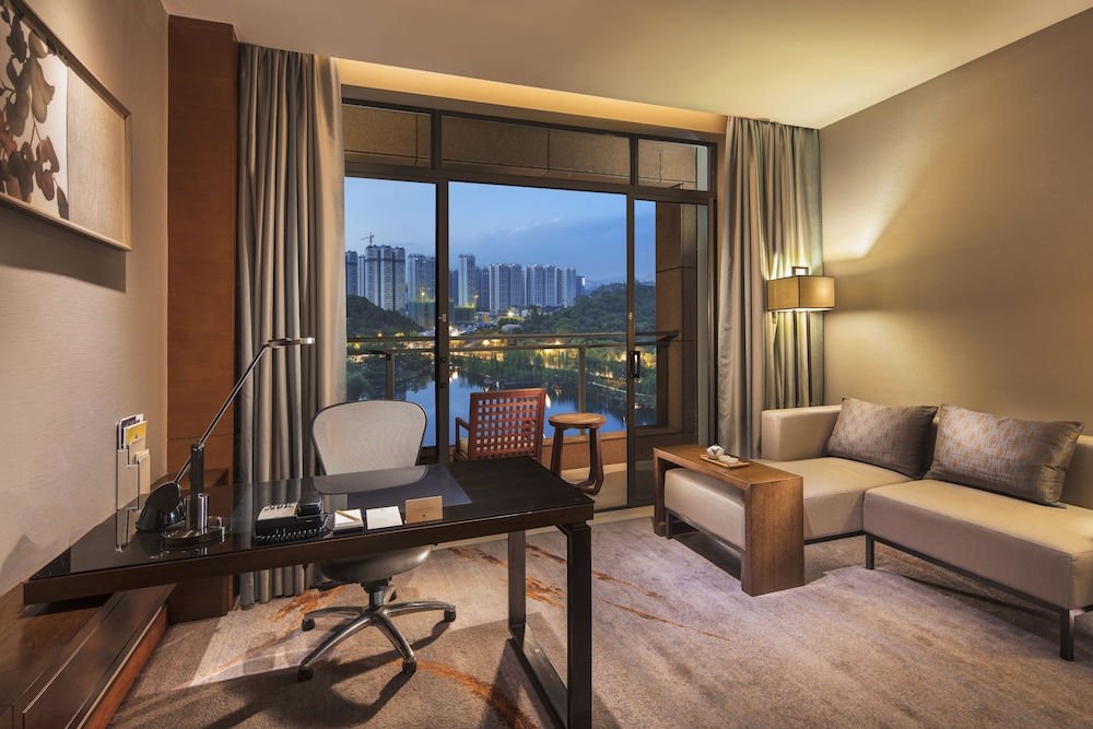 Deluxe King Room with Lake View