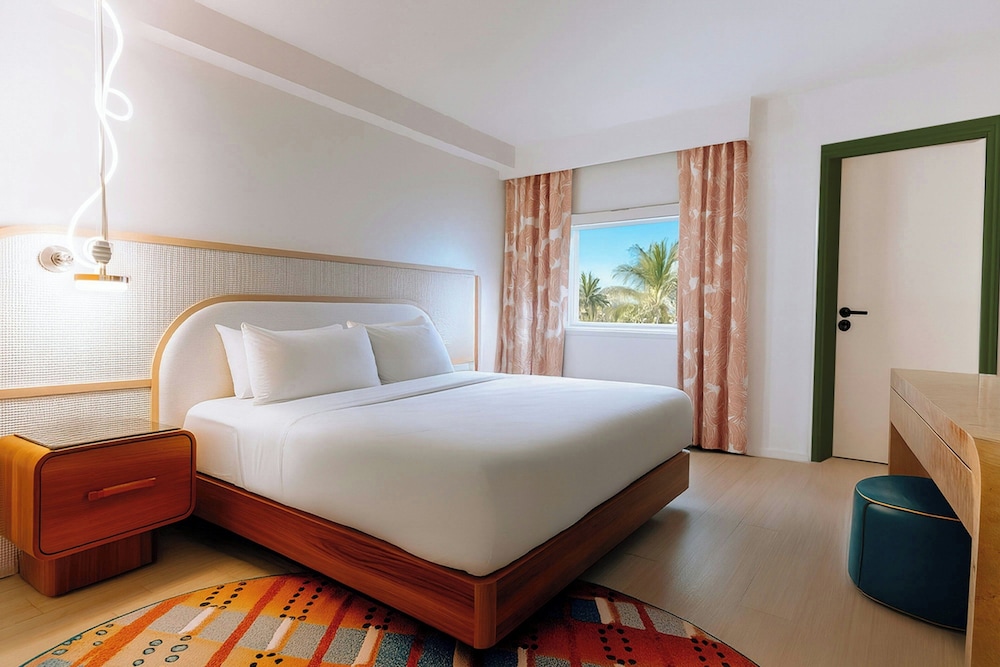 Room, 1 King Bed, Courtyard View - Photo 4