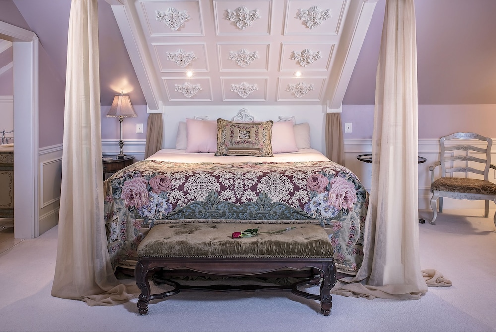 Honeymoon Suite, 1 King Bed, Jetted Tub, River View (English Tudor Decor) photo 3