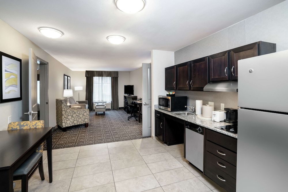 Suite, 1 King Bed, Accessible, Bathtub photo 2