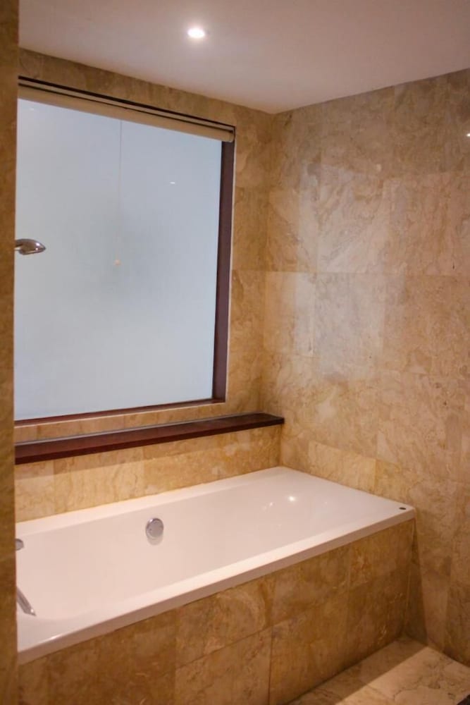 Junior Studio Suite, 1 King Bed, Pool View photo 2