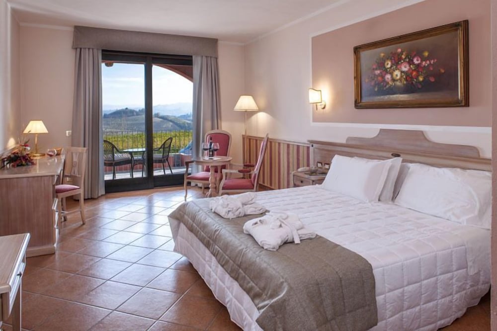 Deluxe Double Room, Ensuite, Vineyard View photo 1