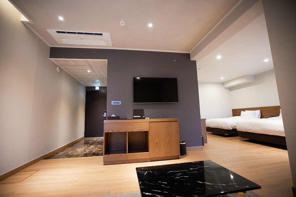 Premium Suite - Photo 7