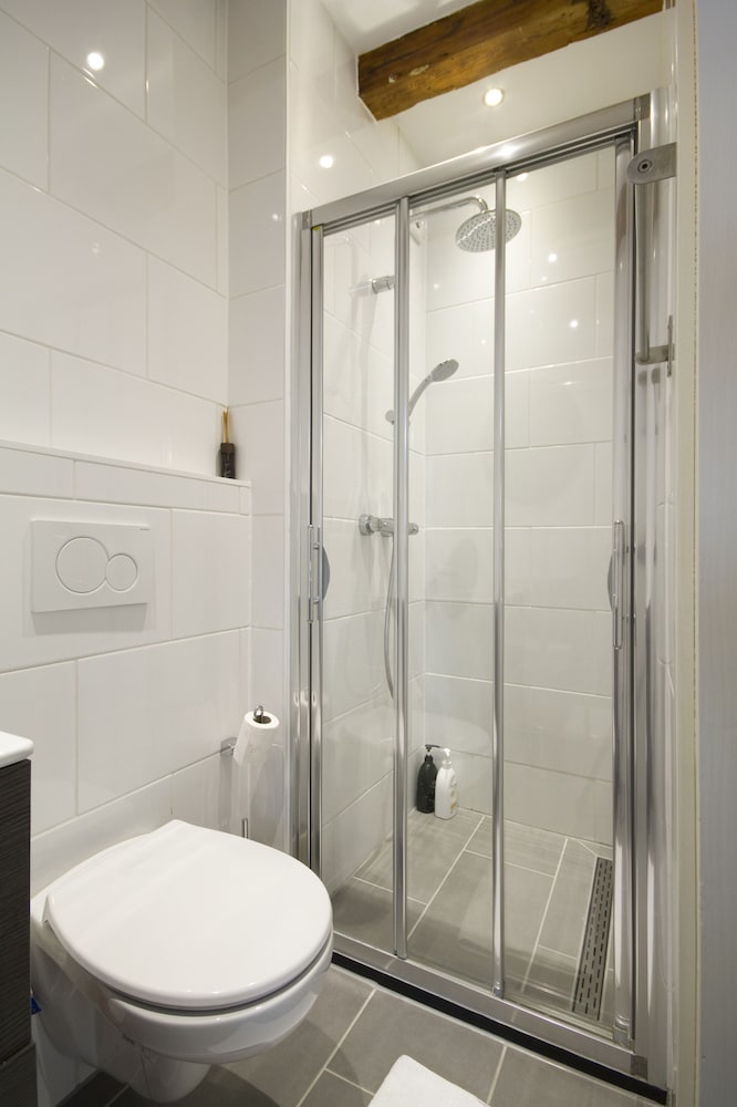 Economy Double Room, 1 Queen Bed, Non Smoking, Canal View photo 2