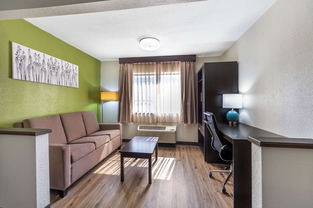 Suite, 1 King Bed, Non Smoking - Photo 4