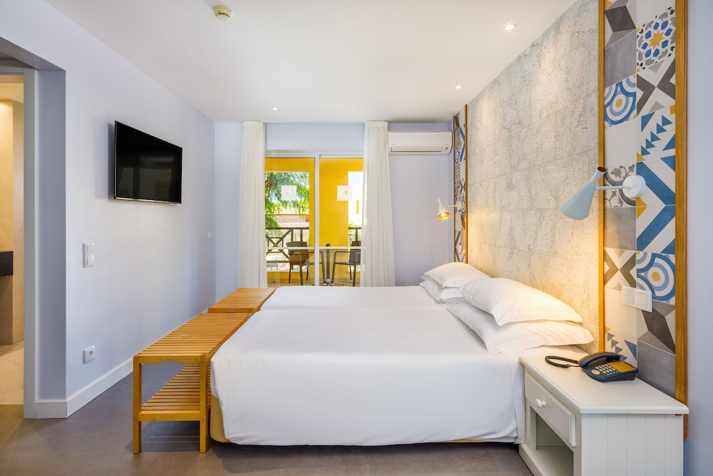Twin Room (Large, 2 Adults + 1 child) photo 1