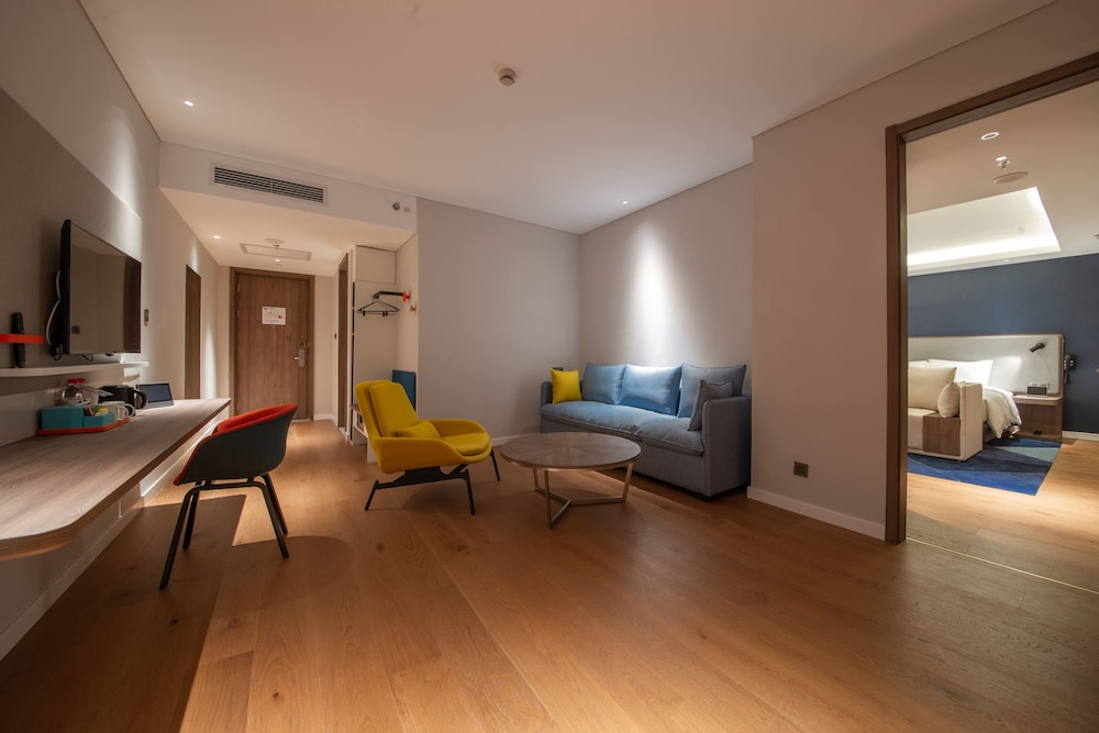 Suite, 1 Bedroom - Photo 2