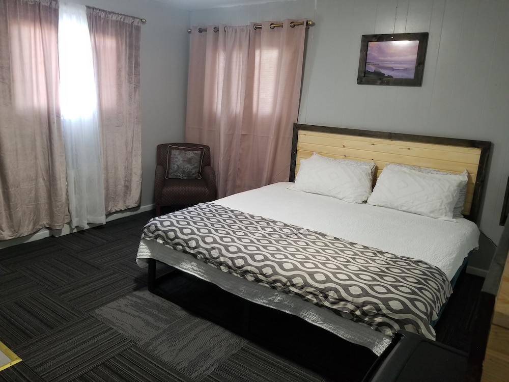 Economy Room, 1 King Bed, Non Smoking photo 1