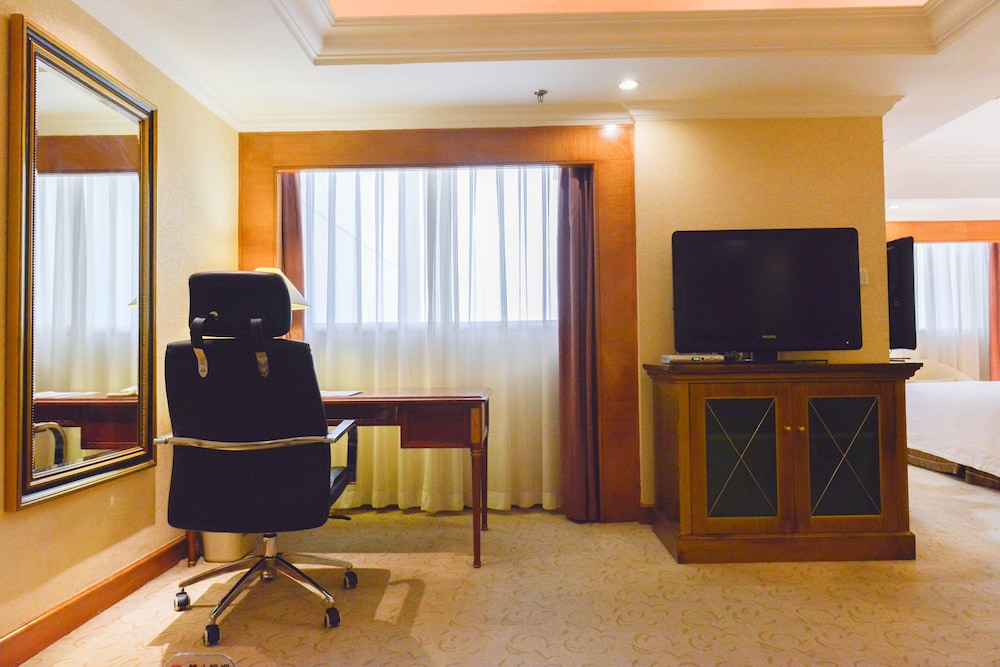 Premium Room, 1 King Bed - Photo 5