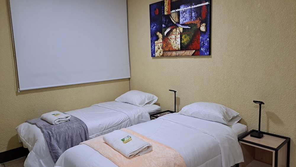 Basic Double or Twin Room, 2 Twin Beds, Ensuite, Tower photo 1