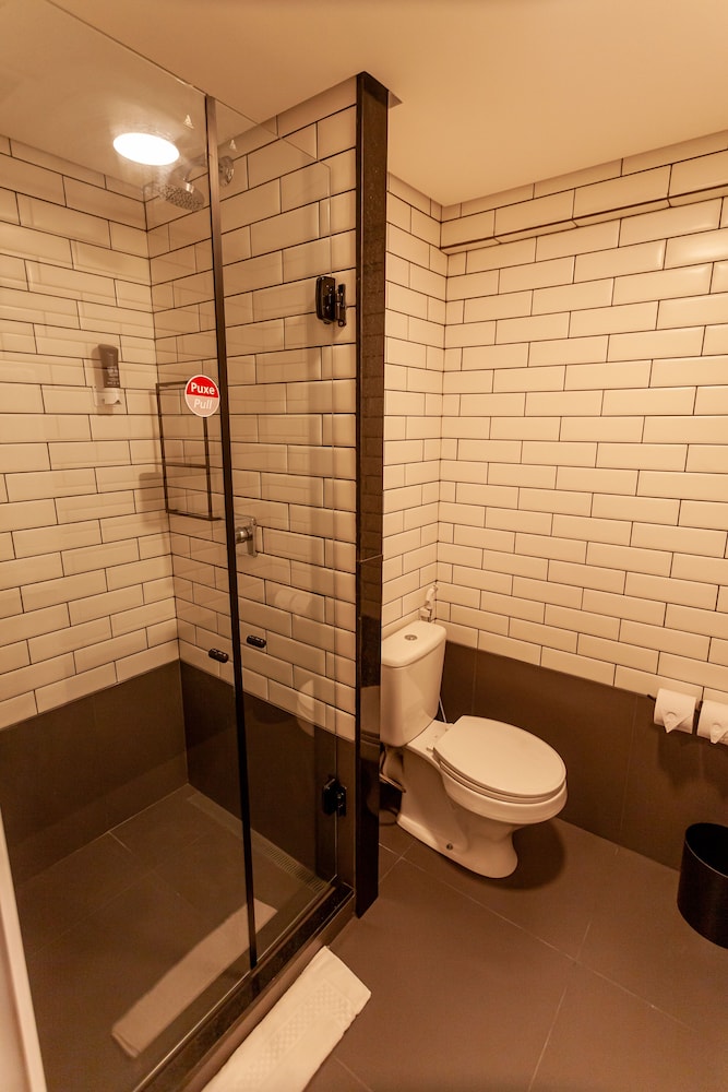 Standard Room, Multiple Beds - Photo 5