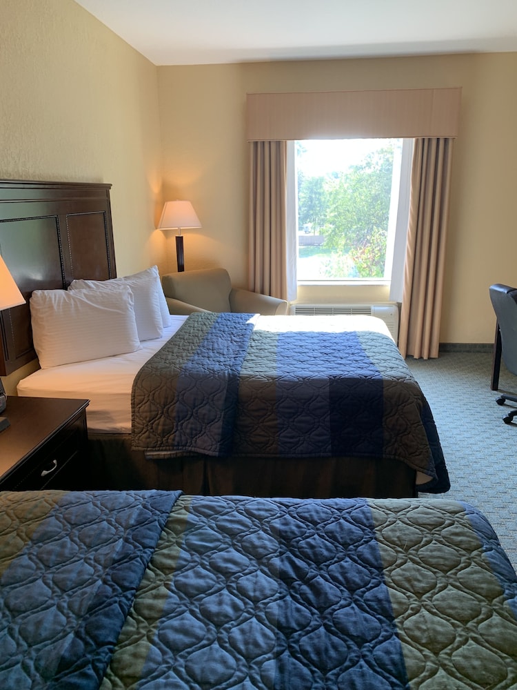 Double Room, 2 Queen beds, and 1 Sofabed, Accessible, Non Smoking photo 1