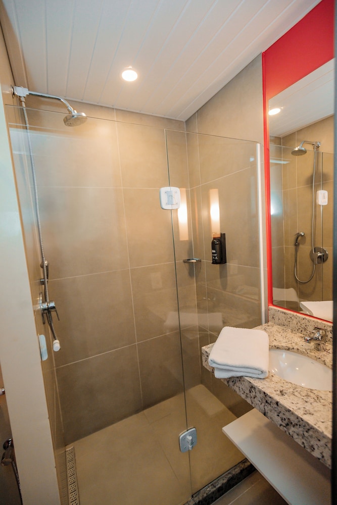 Standard Room, Multiple Beds - Photo 5