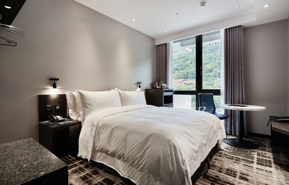 Power Studio, one king bed