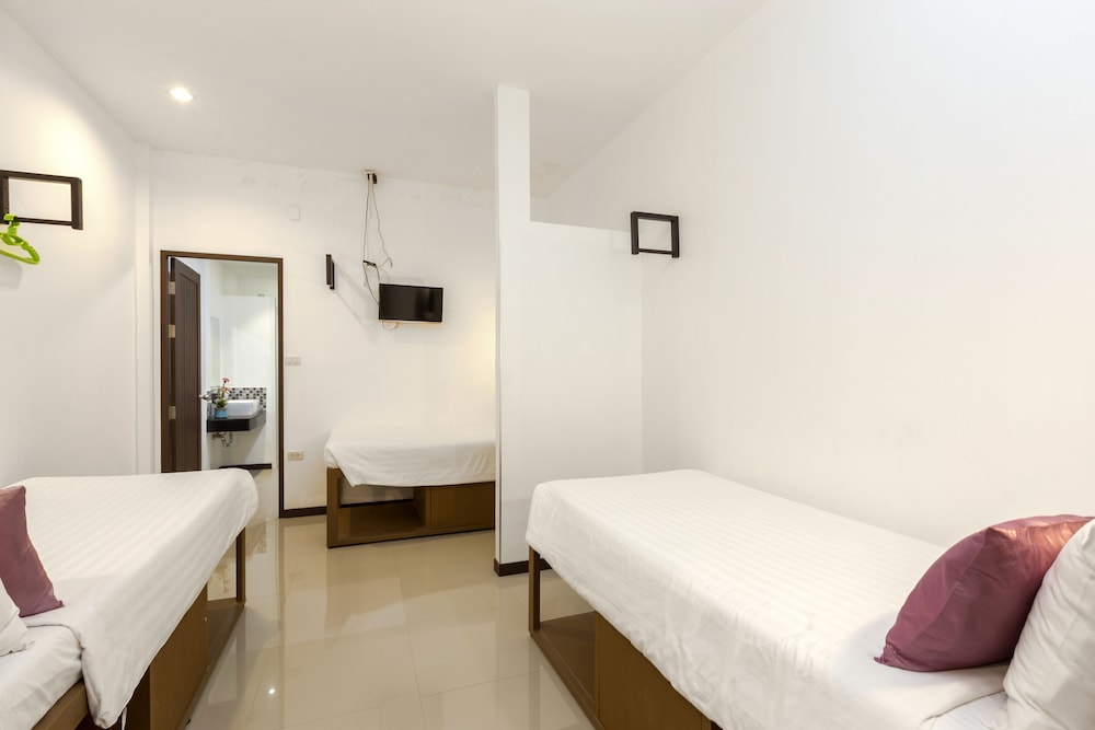 Deluxe Quadruple Suite (4 Adults and 2 Children under 6 years old sleeping for free in existing bed) photo 1