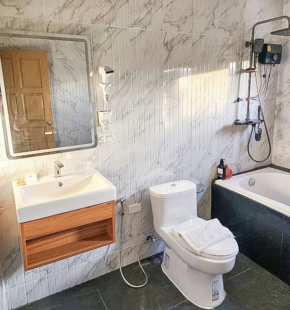 Deluxe Room with Bathtub - Photo 3