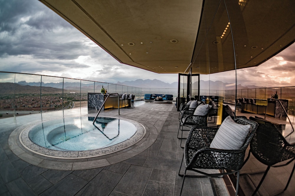 One 80 Suite - Photo 1