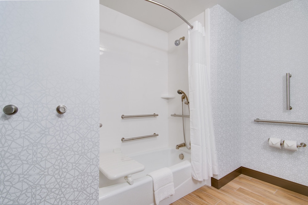 Room, 2 Queen Beds, Accessible, Bathtub (Hearing) - Photo 2
