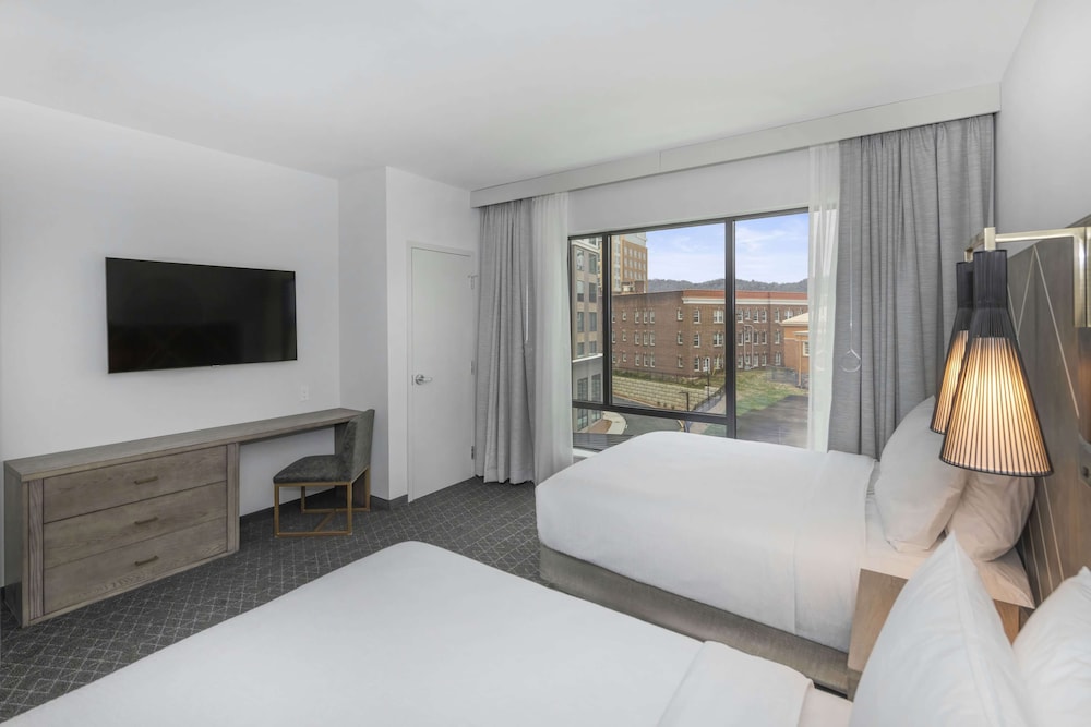 Suite, 2 Queen Beds, Bathtub (Mobility & Hearing, Bathtub) - Photo 2