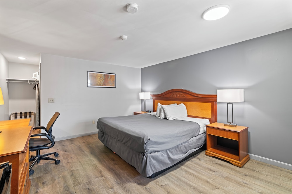 Basic Room, 1 Queen Bed, Smoking photo 3