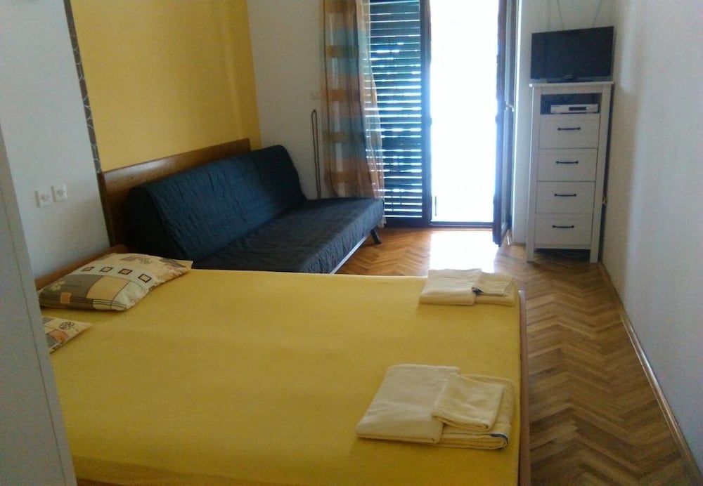 Studio (Ani - 10 M from the sea - SA2 žuti(2)