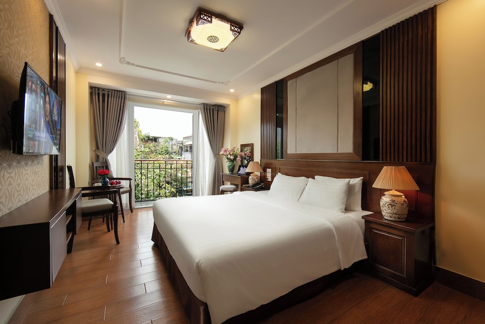 Junior Room, 1 King Bed, City View