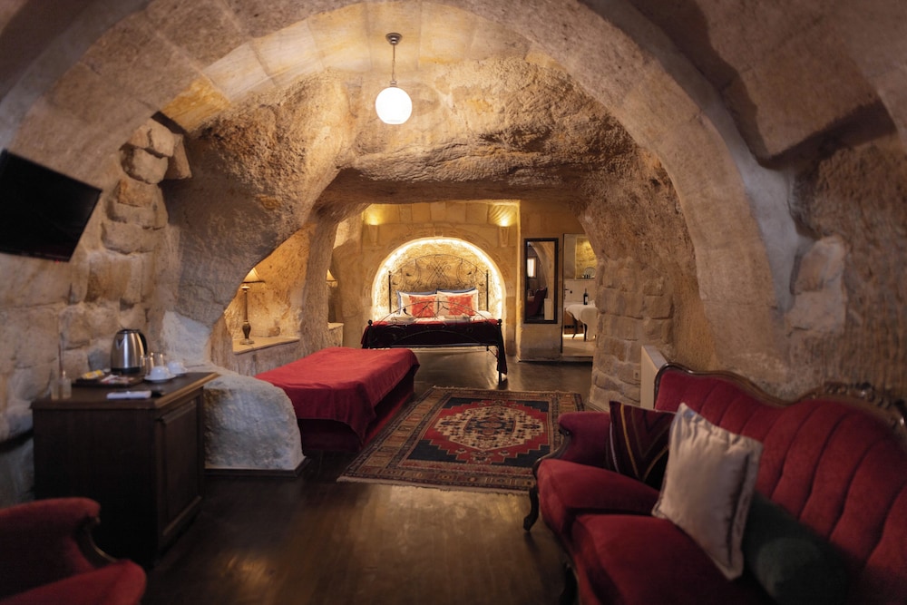 Deluxe Cave photo 1