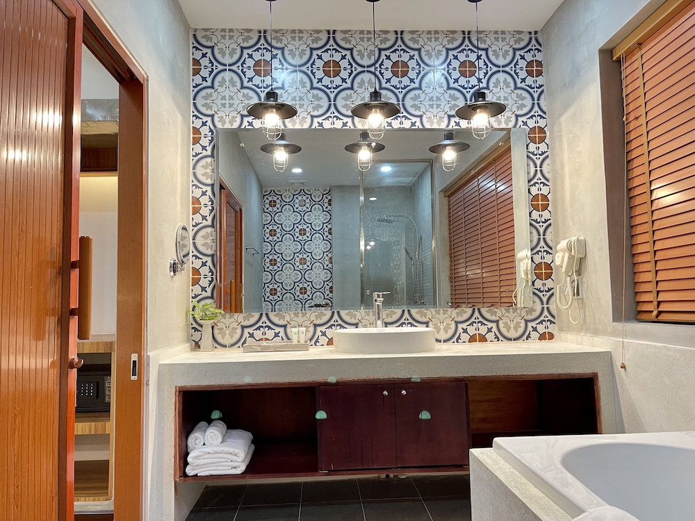 Junior King Suite photo 3