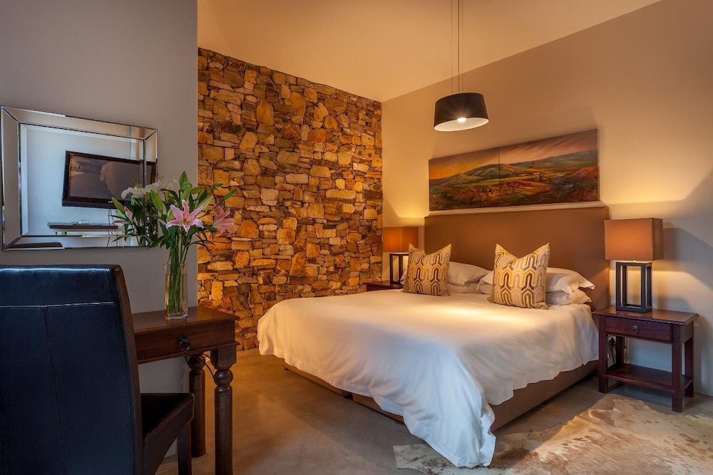 Contemporary Stone Room photo 3
