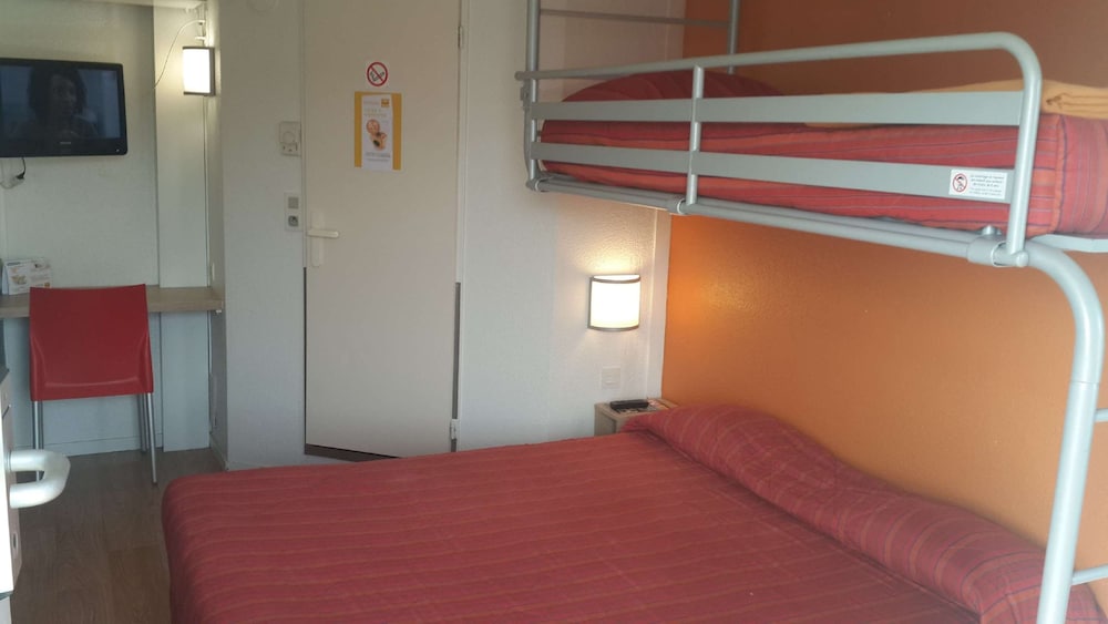 Standard Room, Multiple Beds (1 Double and 1 Single bed) photo 3