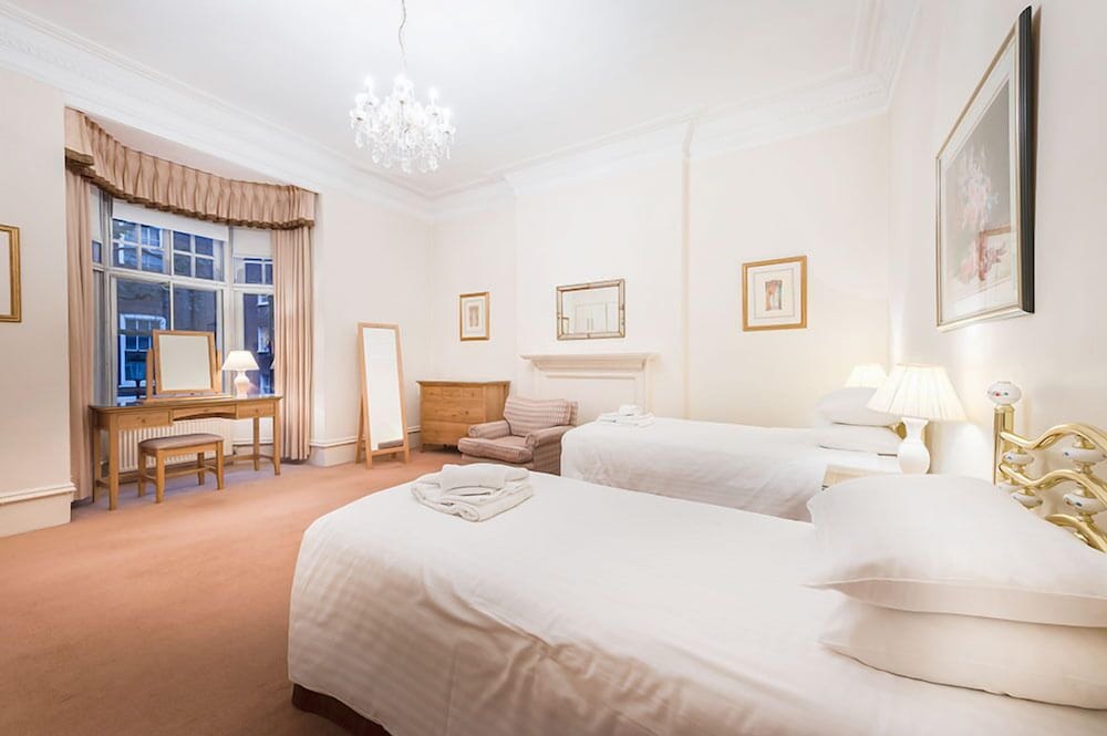 Classic Apartment, 3 Bedrooms, 2 Bathrooms photo 3