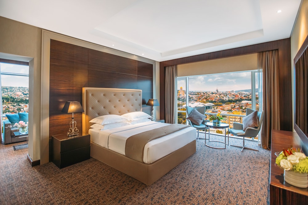 Deluxe Suite, 1 Queen Bed (Grand) photo 1