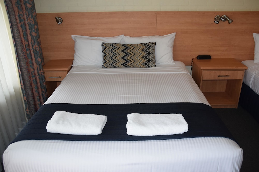 Deluxe Room, Multiple Beds, Non Smoking (2 queen and 1 single bed)